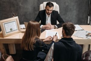Signature d’un document juridique – traduction Orilangues
